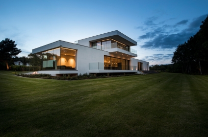 an-elegant-modern-villa-with-cantilevering-forms-overlooking-the-river-clyde-south-lanarkshire-7 an-elegant-modern-villa-with-cantilevering-forms-overlooking-the-river-clyde-south-lanarkshire-7